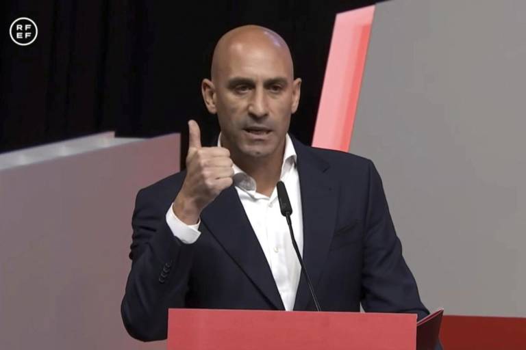 $!El presidente de la Real Federación Española de Fútbol, Luis Rubiales, durante su intervención en la Asamblea General de dicho organismo en la que ha anunciado que no dimitirá de su cargo tras la polémica por el beso que dio a la futbolista Jenni Hermoso.