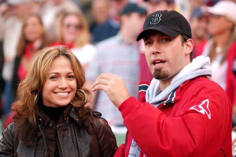 $!Fotografía fechada el 11 de octubre de 2003 donde aparecen Jennifer López y Ben Affleck en el Fenway Park en Boston (EE.UU.).