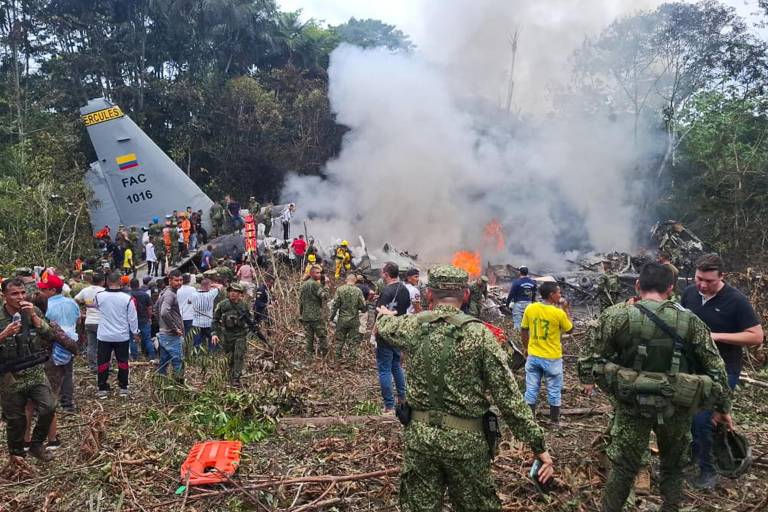 $!Integrantes de las Fuerzas Militares de Colombia, rescatistas y voluntarios realizan labores de rescate este lunes, en Puerto Leguizamo.
