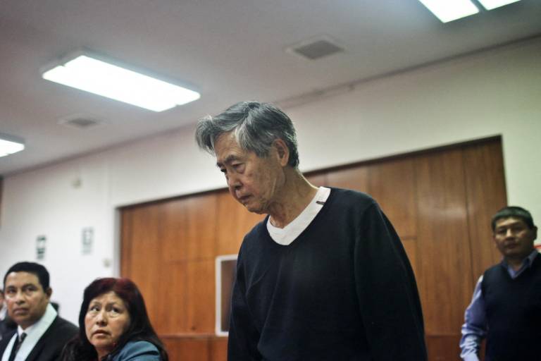 $!El expresidente de Perú (1990-2000) Alberto Fujimori llega a una audiencia en un tribunal de Lima el 17 de octubre de 2013.