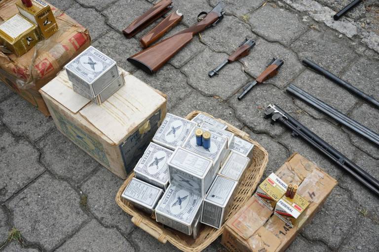 $!En un domicilio de Cumbayá, en Pichincha, mediante el operativo denominado Arsenal, comandado por Galo Erazo, Director Nacional de Investigación, fueron encontradas: 75 armas largas y 33 cortas, 11 prendas para cargar municiones , pólvora y municiones.