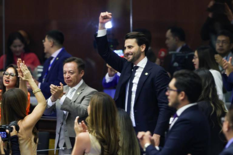 $!El exministro de Turismo, Niels Olsen (c), celebra tras ser elegido presidente de la Asamblea Nacional.