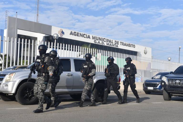 $!Policías en la Agencia de Tránsito de Manta.