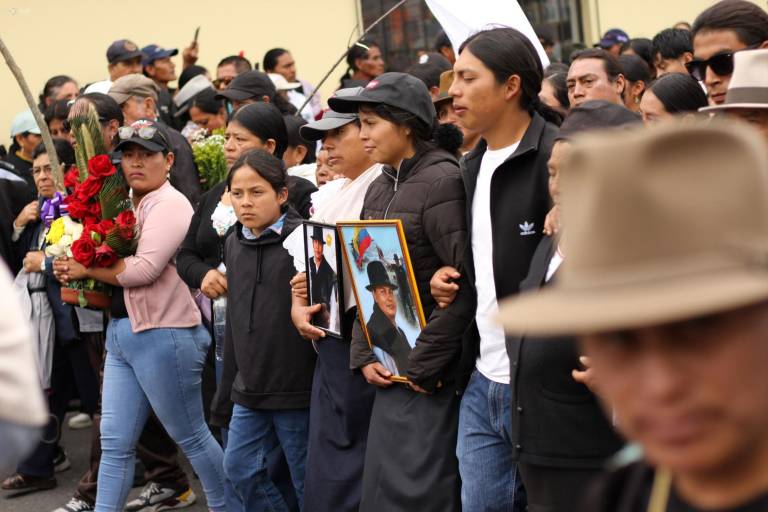 $!Familiares y amigos de Luis Efraín Fuérez Bonilla acompañaron su féretro desde la comunidad de Cuicocha hacia el cementerio de la parroquia Quiroga para brindarle el último adiós.