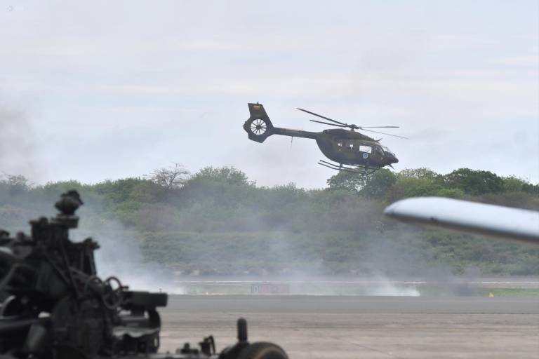 $!Un helicóptero militar sobrevuela el sitio en donde se desarrolló el evento.