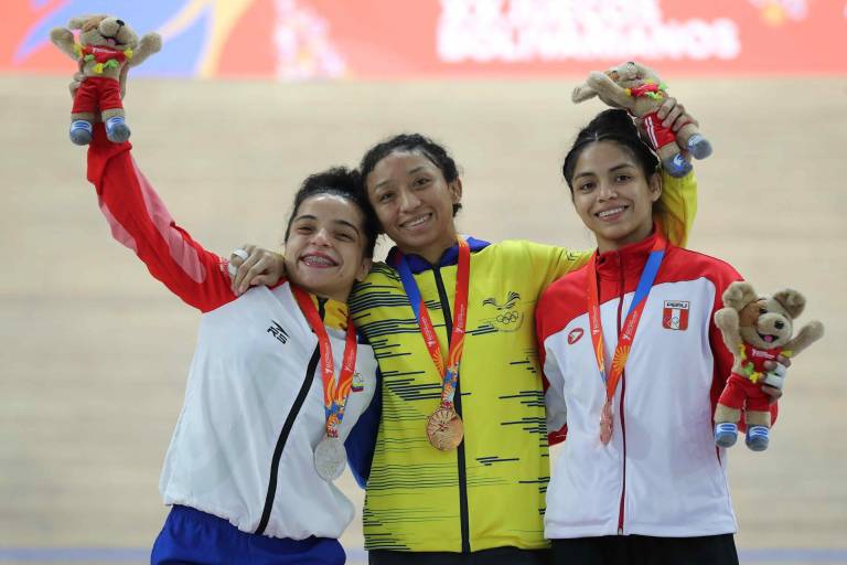 $!La ganadora de la medalla de oro, Jacqueline Del Rocio Mollocana (c) de Ecuador, posa junto a la medalla de plata, Nohalis Loyo (i) de Venezuela, y la medalla de bronce, Nathaly Herrera de Perú.
