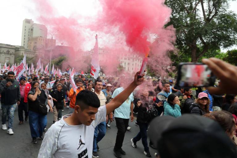 $!Integrantes de la Confederación General de Trabajadores del Perú (CGTP) se manifiestan para advertir no aceptarán ninguna reducción de derechos laborales.