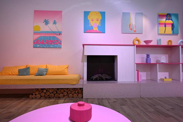 $!Foto del salón de la casa de los sueño de Barbie en la exhibición The World of Barbie en Santa Mónica, California.