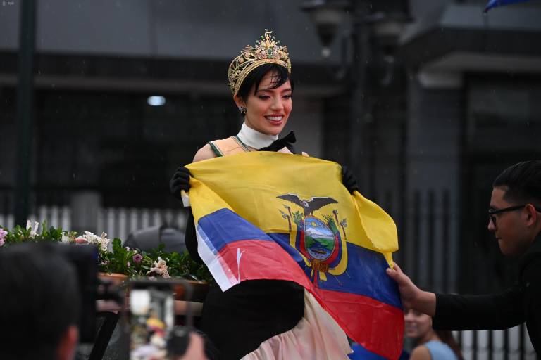 $!Shyare Andrade porta una bandera nacional en Portoviejo, Manabí.
