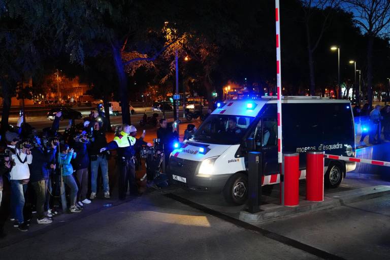 $!Dani Alves, a su salida los calabozos de la Ciudad de la Justicia hacia la cárcel Brians 1 (Barcelona), en un vehículo de los Mossos d'Esquadra.