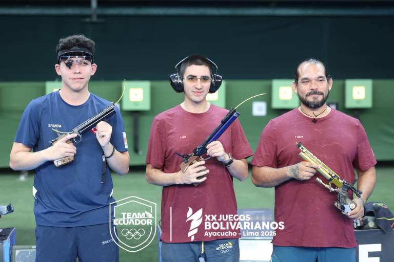 $!Fernando Pozo (oro) ​​​​​​y Yautung Cueva (bronce) en el podio de tiro deportivo.
