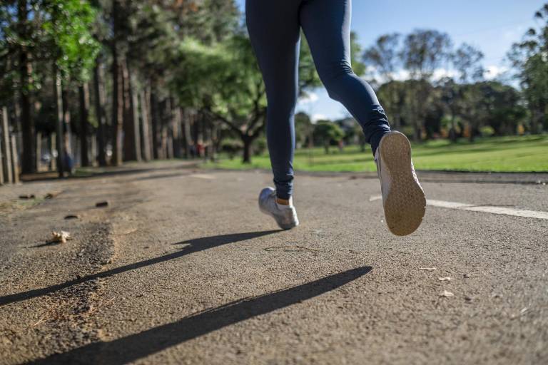 $!Detalles como el uso de calzado adecuado son de gran importancia a la hora de practicar ejercicio para evitar lesiones, explica el Dr. Reinhart. Foto: Pixabay
