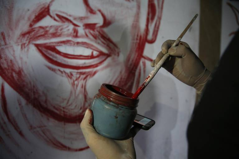 $!Dibujan con sangre humana mural de Residente en protesta por violencia