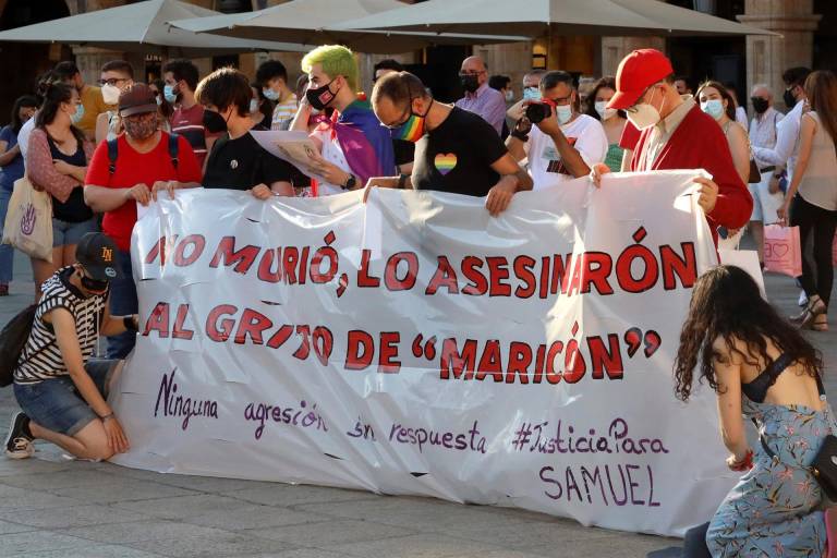 $!Un momento de la concentración convocada el lunes en la Plaza Mayor de Salamanca, en repulsa por el asesinato de Samuel Luiz.
