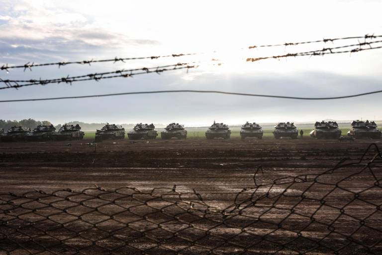 $!Tanques israelíes se reúnen en una zona cercana a la frontera con la Franja de Gaza, en el sur de Israel, el 2 de enero de 2024. Más de 21.800 palestinos y al menos 1.300 israelíes han muerto, según el Ministerio de Salud palestino y las Fuerzas de Defensa de Israel, desde el 7 de octubre del 2023.