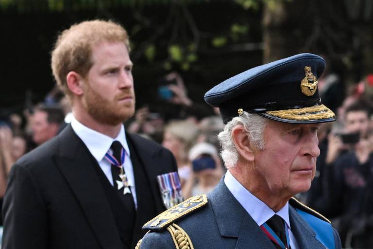 $!El rey Carlos III de Gran Bretaña y el príncipe Harry, duque de Sussex, caminan detrás del ataúd de la reina Isabel II.