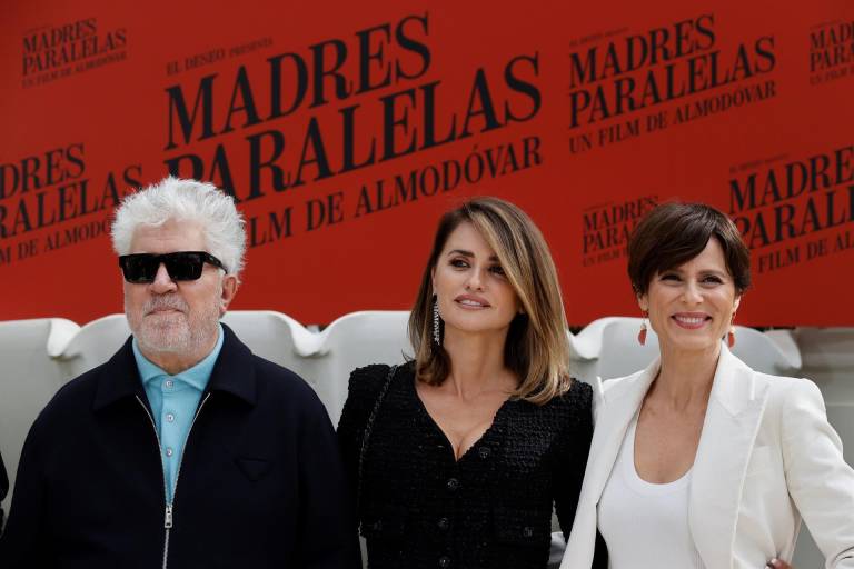 $!El director de cine Pedro Almodovar posa con las actrices Penélope Cruz (c) y Aitana Sánchez-Gijón (d) durante la presentación de Madres paralelas.