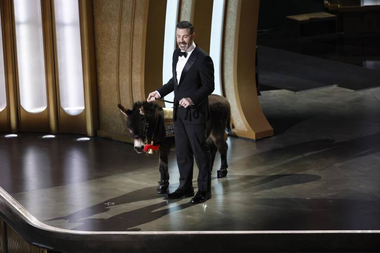 $!El presentador de este año de los Premios Óscar, Jimmy Kimmel, presentó un burito durante la ceremonia 95 de los reconocimientos.