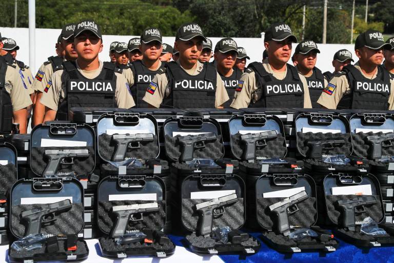 $!Policías se filan para recibir equipamiento de defensa por parte del presidente de Ecuador, Daniel Noboa Azin, este lunes, en la Plataforma de la Policía, en Quito.