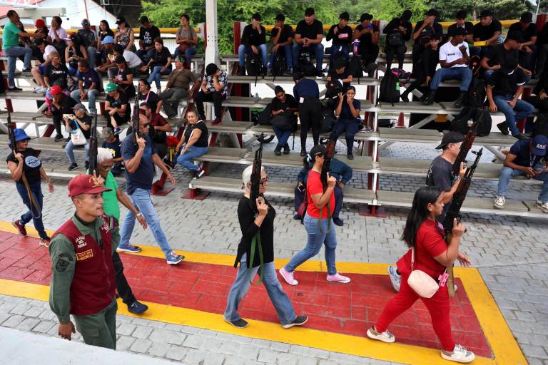 $!Personas reciben instrucciones militares por parte de la Fuerza Armada Nacional Bolivariana (FANB) de Venezuela este sábado, en Caracas.
