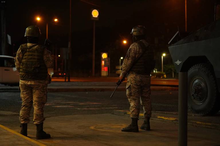 $!Durante los horarios de racionamiento, de noche, militares se despliegan en zonas donde rige un estado de excepción, como Guayaquil, para vigilar.