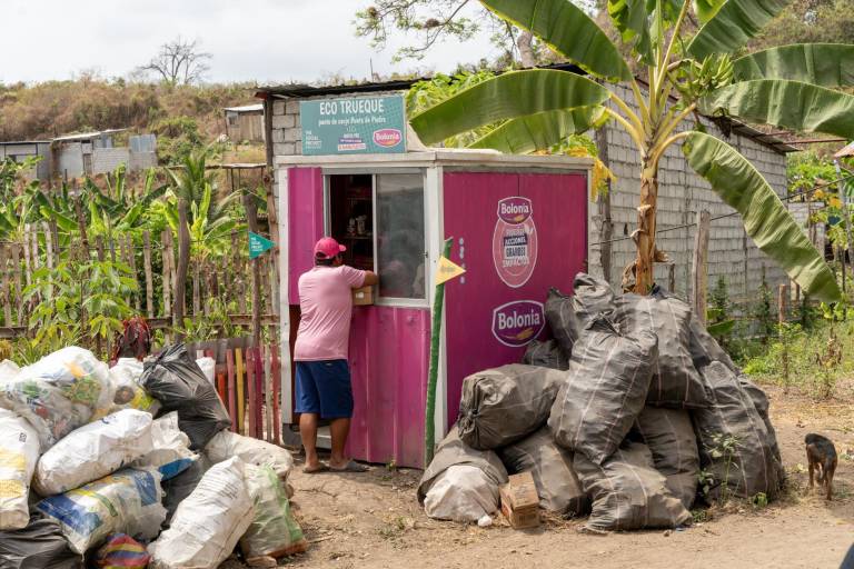 $!La tiendita Eco Trueque, ubicada en la comuna Punta de Piedra, cambia el plástico por monedas sociales que sirven para comprar alimentos y útiles escolares.
