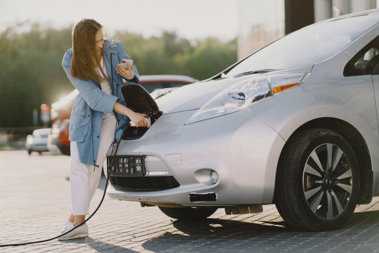 $!En el primer semestre de 2021, los autos eléctricos representaron un 7% de las ventas mundiales de coches, según BloombergNEF.