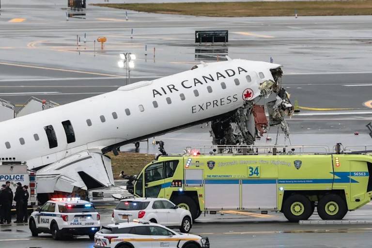 $!Secuelas del siniestro: Así amaneció al día siguiente el vuelo 8646 de Air Canada tras la colisión que dejó dos pilotos muertos y decenas de heridos en LaGuardia.