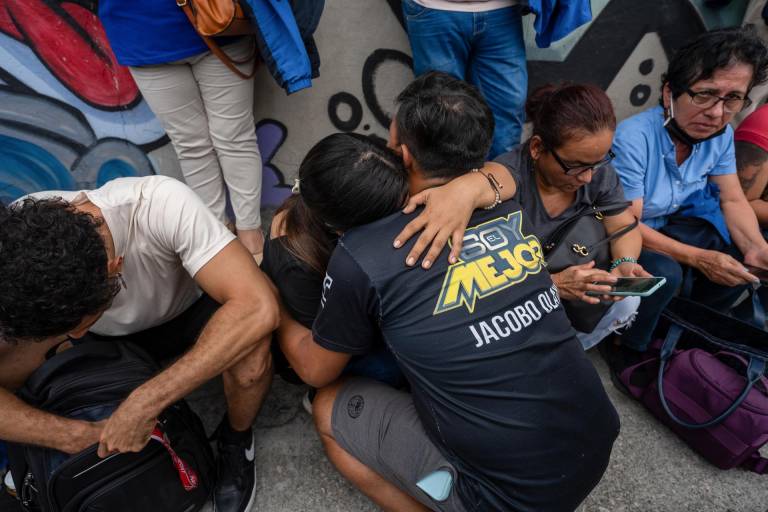 $!Trabajadores del canal de televisión TC se lamentan hoy a las afueras de la sede, en la que donde encapuchados armados ingresaron y sometieron a su personal durante una transmisión en vivo, en Guayaquil (Ecuador).