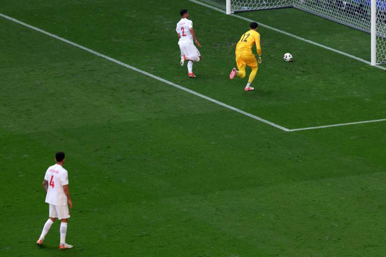 $!Altay Bayindir y Mehmet Zeki Celik se percatan del balón, mientras Samet Akaydin observa.