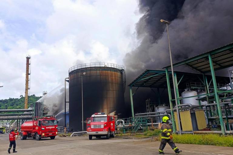 $!Fotografía cedida este lunes por los Bomberos de Esmeraldas de un incendio en la Refinería de Esmeraldas.