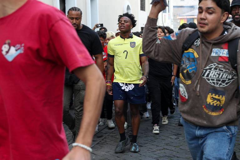 $!El youtuber estadounidense Speed ​​camina por una calle de la ciudad de Quito, Ecuador, el 16 de enero de 2025.