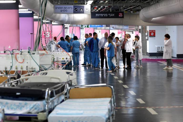 $!El personal médico organiza un hospital subterráneo de emergencia improvisado en el estacionamiento del Rambam Health Care Campus (RHCC) en Haifa, en el norte de Israel, el 12 de octubre de 2023.