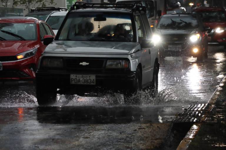 $!Carros atravesando calles inundadas en Quito.