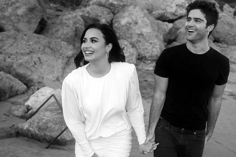$!Una de las fotos publicada de cuando Demi y Max se comprometieron. Las imágenes fueron eliminadas, pero estaban en la cuenta de @maxehrich