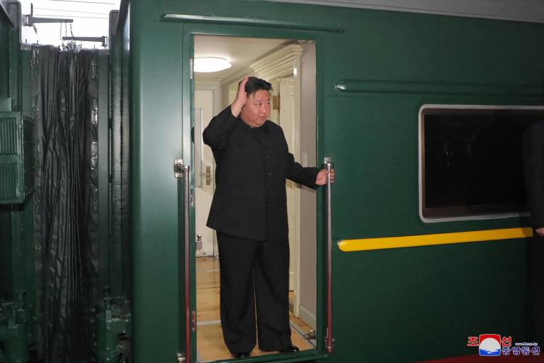 $!Esta fotografía tomada el 10 de septiembre de 2023 y publicada por la Agencia Central de Noticias Coreana (KCNA) oficial de Corea del Norte el 12 de septiembre de 2023 muestra al líder de Corea del Norte, Kim Jong Un (C), saludando mientras sale en tren desde Pyongyang para una visita a Rusia.