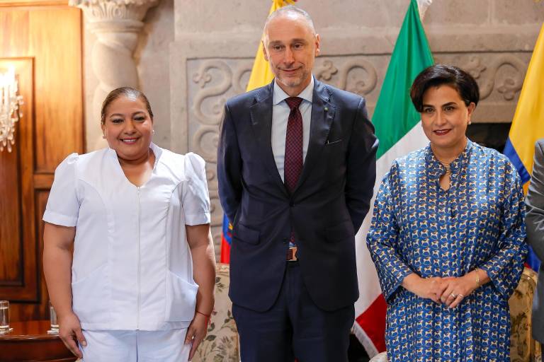 $!El embajador de Italia en Ecuador, Giovanni Rivoli (c), posa junto a la canciller de Ecuador, Gabriela Sommerfeld (d), y la enfermera Claudia Ibarra.