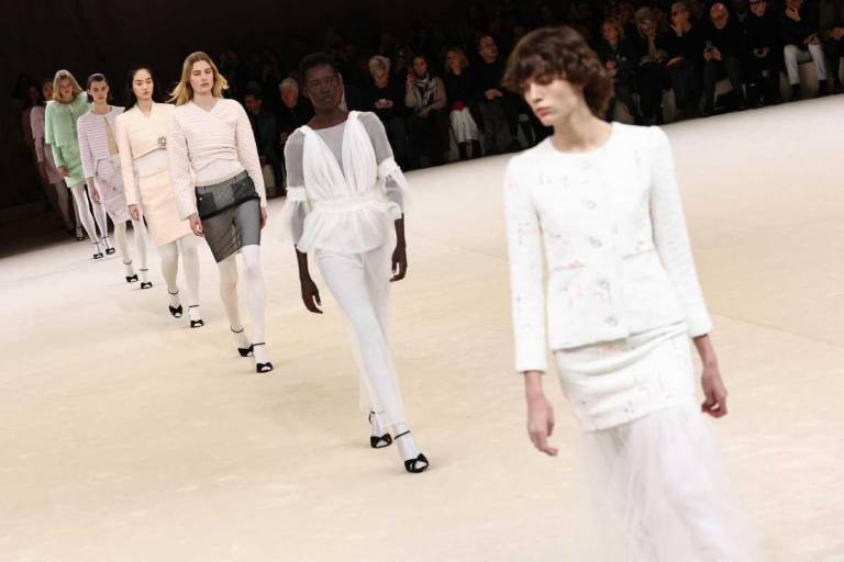 $!Modelos presentan creaciones de la colección de Alta Costura Primavera/Verano 2024 de la diseñadora francesa Virginie Viard para Chanel durante la Semana de la Moda de París