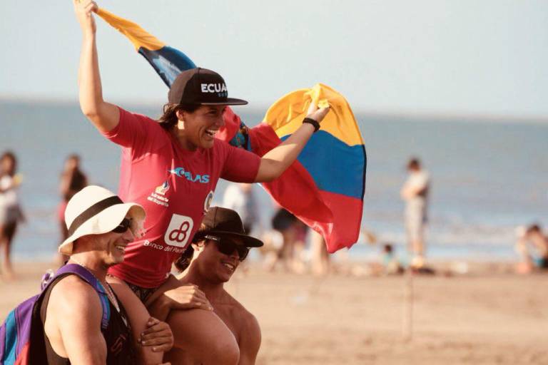 $!Surfista ecuatoriana pasó de dormir en la playa a clasificarse a Tokio