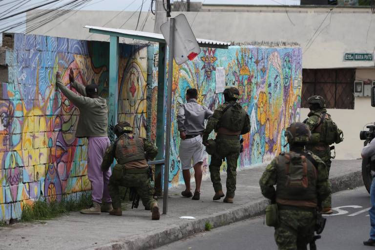 $!Una compañía de soldados ecuatorianos requisa a pobladores hoy, en el barrio Comité del Pueblo Zona Once en Quito (Ecuador).