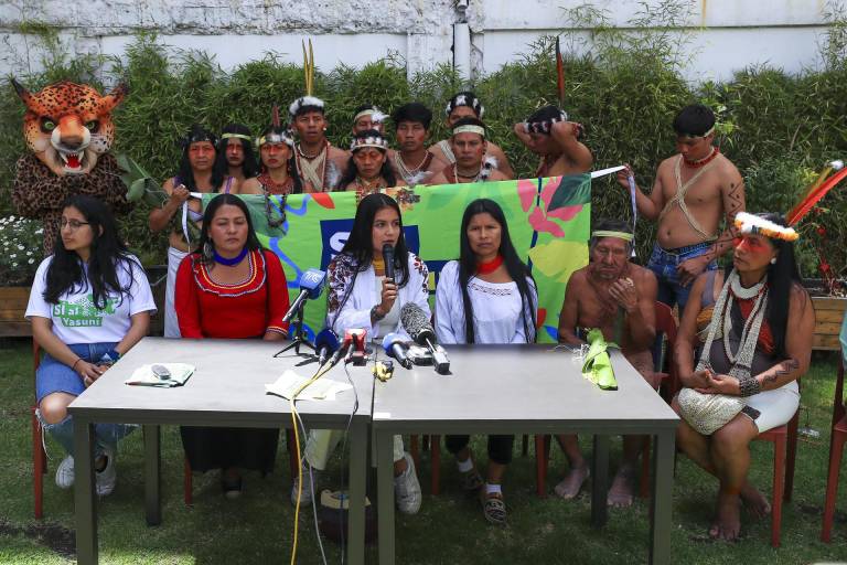 $!La activista Helena Gualinga (c) interviniendo en rueda de prensa, el 14 de agosto, junto a líderes del pueblo indígena waorani, durante el arranque de la caravana por todo el territorio ecuatoriano para pedir el voto por el Sí en la consulta nacional.