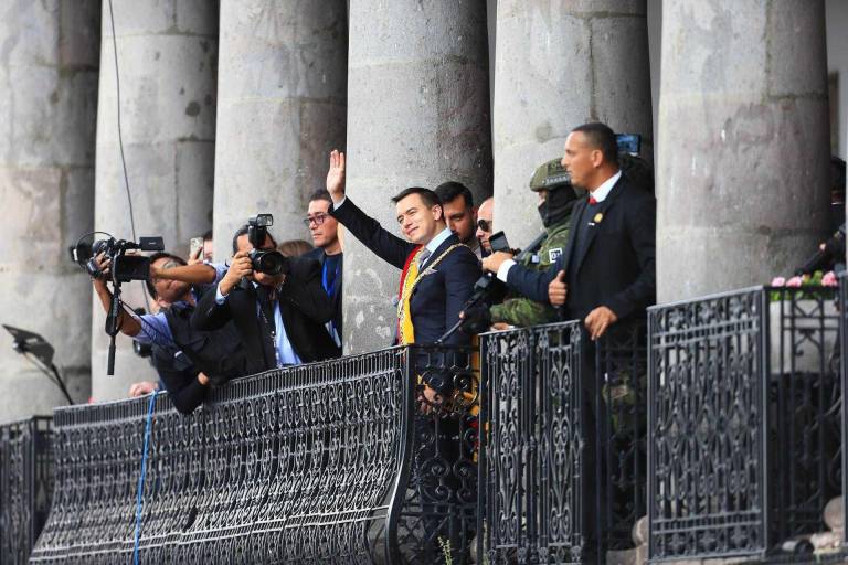 $!El presidente de Ecuador, Daniel Noboa, saluda desde el Palacio de Gobierno hoy, en Quito (Ecuador).