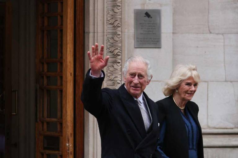 $!El rey Carlos III y su esposa Camila saliendo del hospital donde el monarca fue operado el mes pasado de la próstata.