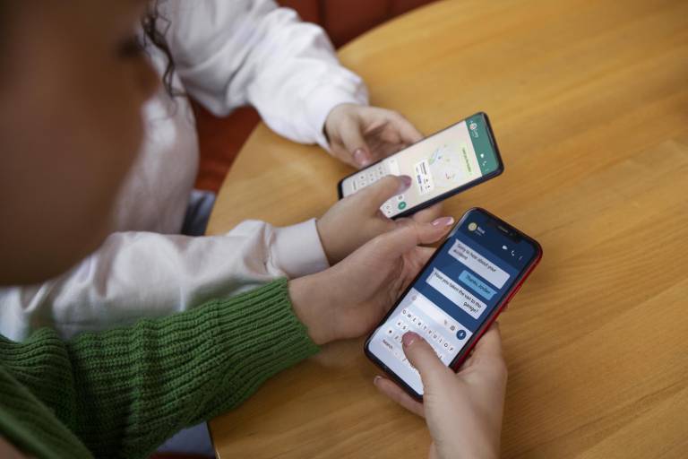 $!Grupo de amigas utilizando la aplicación de mensajería WhatsApp.