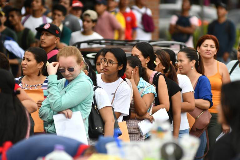 $!Cientos de personas en busca de empleo, respondieron a la convocatoria laboral de empresa privada de la ciudad de Manta.