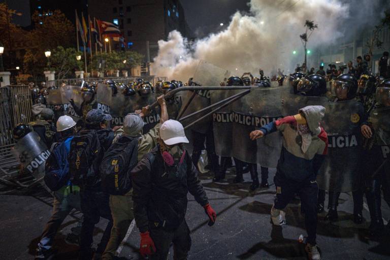 $!Manifestantes se enfrentan con integrantes de la Policía de Perú durante una protesta este miércoles, en Lima.