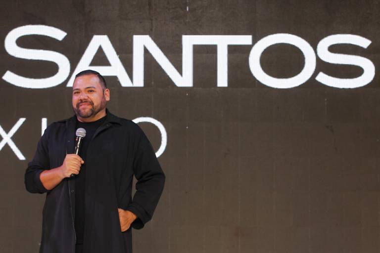 $!El diseñador mexicano Benito Santos habla durante la edición 77 de Intermoda realizado en la Expo Guadalajara.