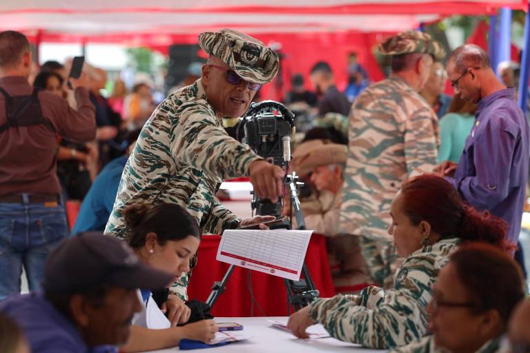$!Personas se registran durante una jornada de alistamiento a la Milicia este viernes, en Caracas, para hacer frente a amenazas de Estados Unidos.