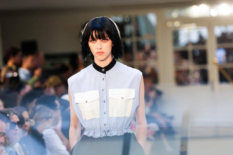 $!Un modelo presenta una creación de Victoria/Tomas de la colección de ropa de mujer Primavera/Verano 2024 durante la Semana de la Moda de París.