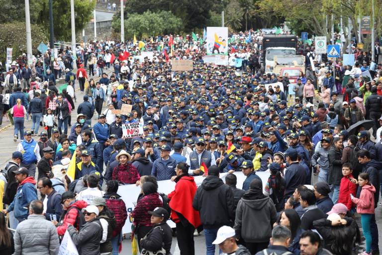 $!La Marcha del Agua por las calles centricas de Cuenca defendiendo el agua de Quimsacocha.